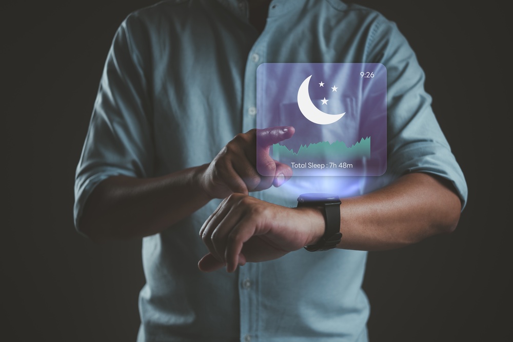 Homme utilisant une montre connectée affichant une interface holographique numérique de suivi du sommeil